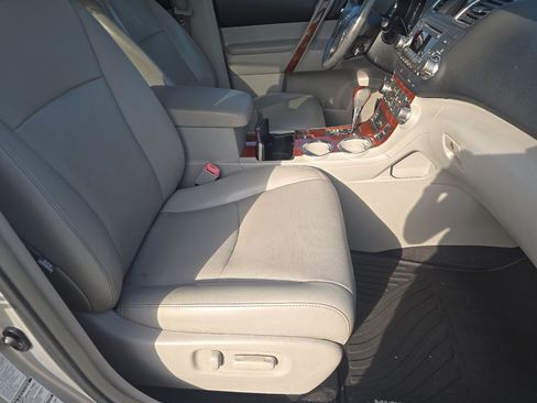 Used 2012 Toyota Highlander Limited w/ Tow Pkg AWD/4WD image 2