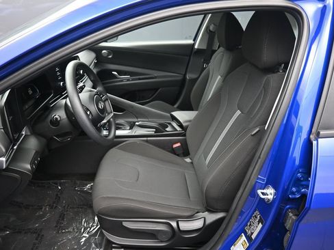 Certified 2025 Hyundai Elantra SE w/ Cargo Package FWD image 18