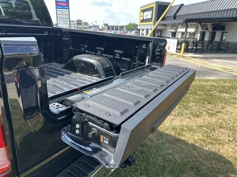 Used 2025 GMC Sierra 1500 SLT AWD/4WD image 18