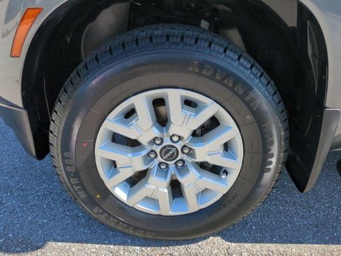 Used 2022 Nissan Frontier SV image 11