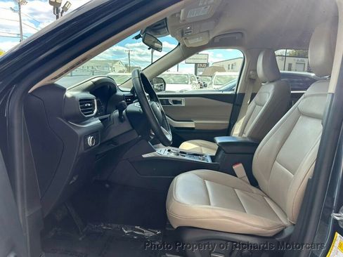 Used 2022 Ford Explorer XLT AWD/4WD image 12
