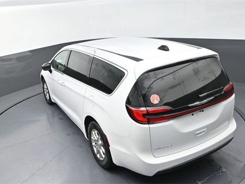 New 2026 Chrysler Pacifica Select image 13