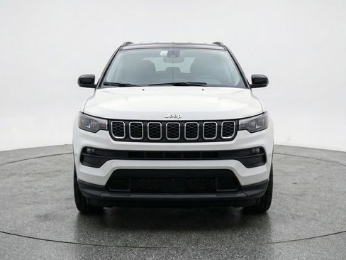 Used 2025 Jeep Compass Latitude AWD/4WD image 2