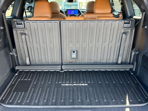 New 2025 Toyota Highlander Platinum image 17