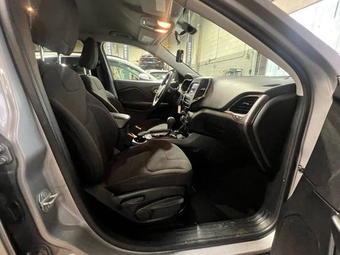 Used 2020 Jeep Cherokee Latitude AWD/4WD image 31