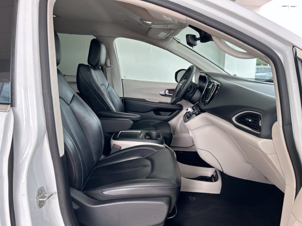Used 2023 Chrysler Pacifica Touring-L FWD image 28