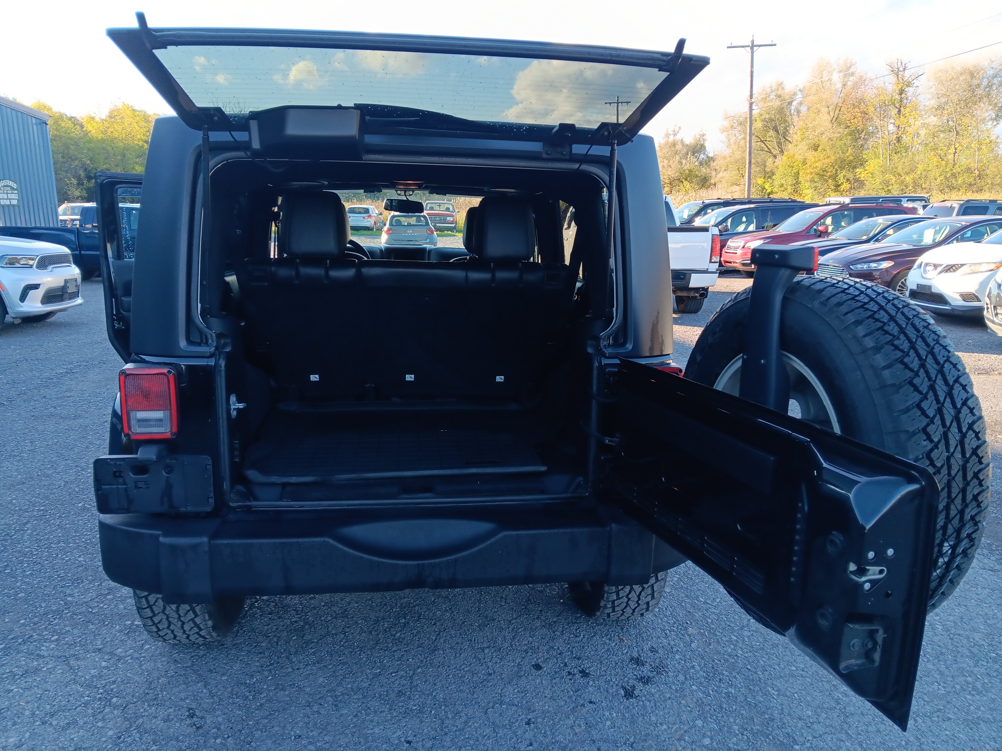 Used 2015 Jeep Wrangler Unlimited Sahara w/ Connectivity Group AWD/4WD image 4