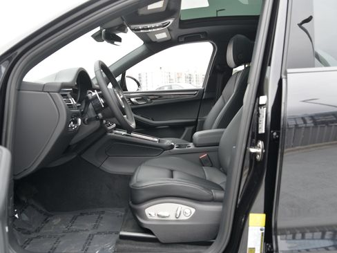 Certified 2026 Porsche Macan AWD/4WD image 24