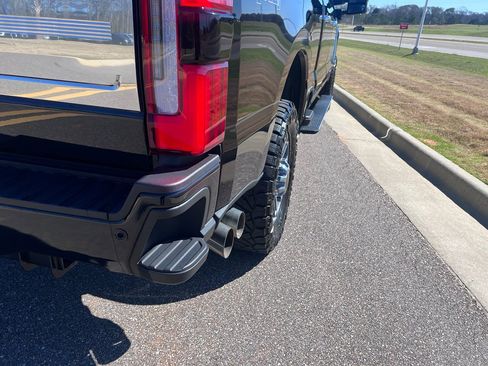 Used 2023 Ford F250 Limited image 4