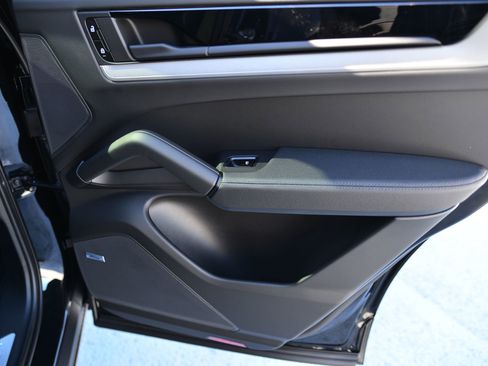 Certified 2026 Porsche Cayenne Coupe image 18