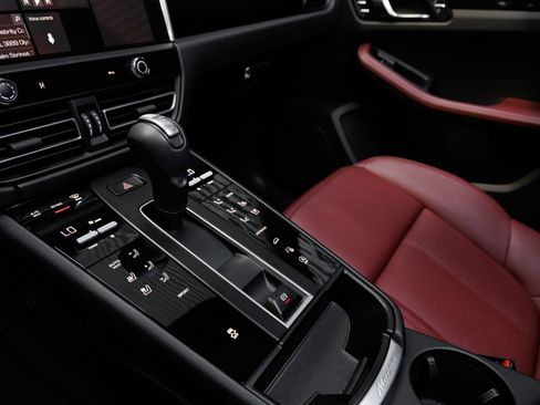 Certified 2026 Porsche Macan AWD/4WD image 19