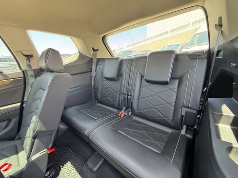 Used 2024 Volkswagen Atlas SE w/ Panoramic Sunroof Package FWD image 19