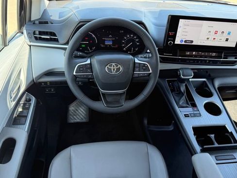 Used 2025 Toyota Sienna XLE FWD image 22