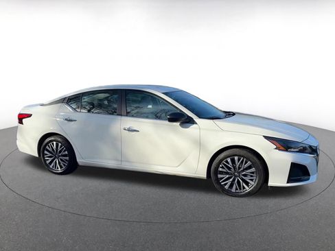 Used 2025 Nissan Altima 2.5 SV image 16