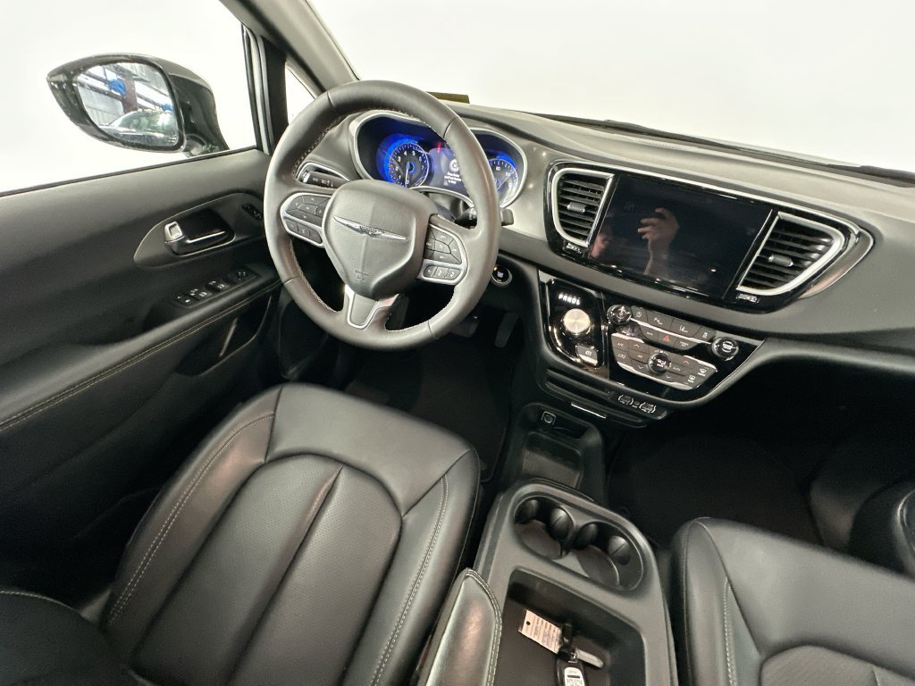 Used 2025 Chrysler Pacifica Select FWD image 9