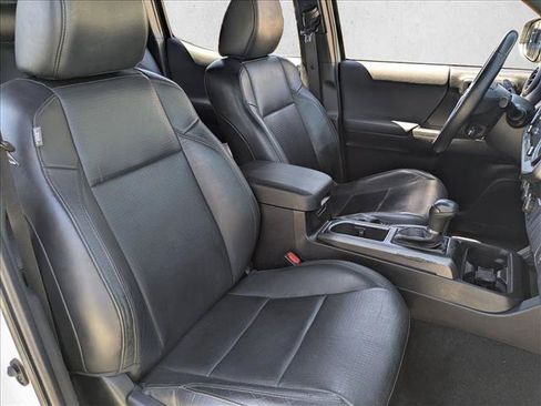 Used 2022 Toyota Tacoma TRD Sport w/ TRD Premium Sport Package AWD/4WD image 20