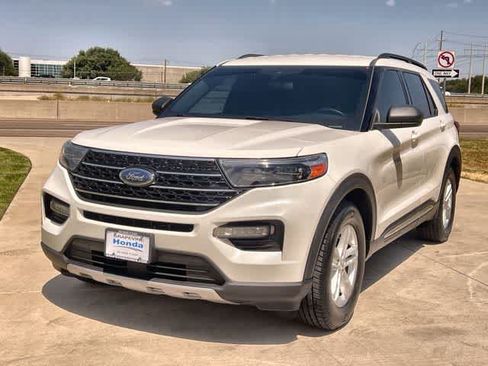 Used 2020 Ford Explorer XLT w/ Equipment Group 202A RWD image 2
