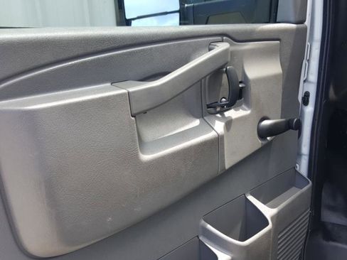 Used 2018 Chevrolet Express 3500 RWD image 17