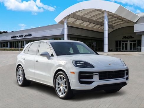 Used 2024 Porsche Cayenne image 2