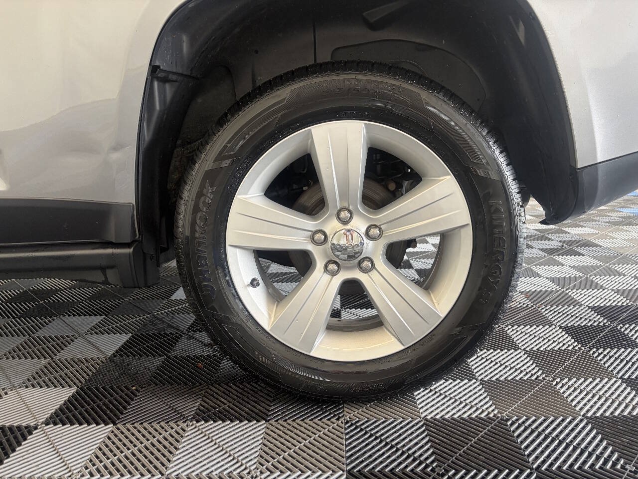 Used 2016 Jeep Compass Latitude AWD/4WD image 23