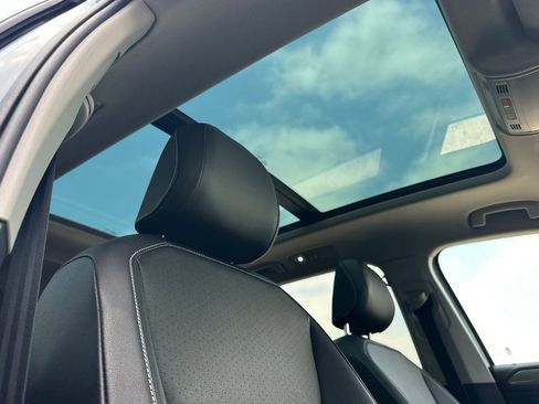 Used 2023 Volkswagen Tiguan SE w/ Panoramic Sunroof Package FWD image 18