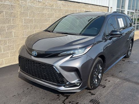 Used 2025 Toyota Sienna XSE AWD/4WD image 39