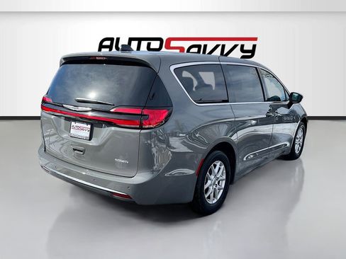 Used 2025 Chrysler Pacifica Select image 7