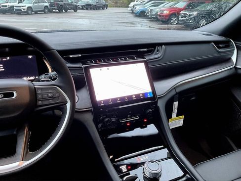 New 2025 Jeep Grand Cherokee Limited image 7