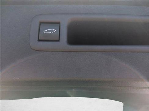 Used 2023 Toyota Highlander XLE FWD image 11