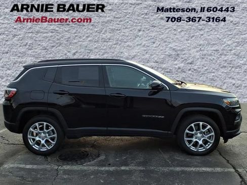 Used 2024 Jeep Compass Latitude w/ Sun and Sound Group AWD/4WD image 5