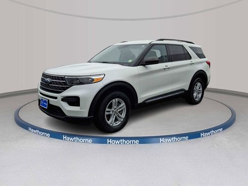 Used 2021 Ford Explorer XLT image 3