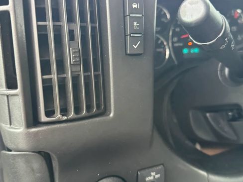 Used 2017 Chevrolet Express 4500 Extended RWD image 19