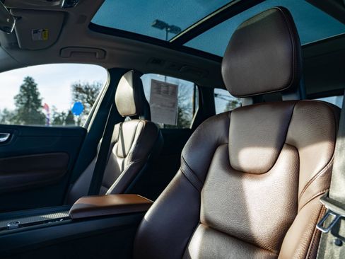 Used 2018 Volvo XC60 T5 Momentum w/ Convenience Package image 17