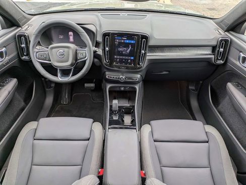 Used 2023 Volvo XC40 Recharge Core image 17