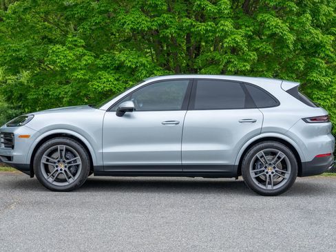 Certified 2024 Porsche Cayenne AWD/4WD image 2