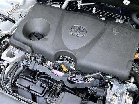 Used 2022 Toyota RAV4 XLE FWD image 32