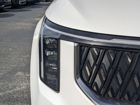 Used 2025 Kia Carnival image 8