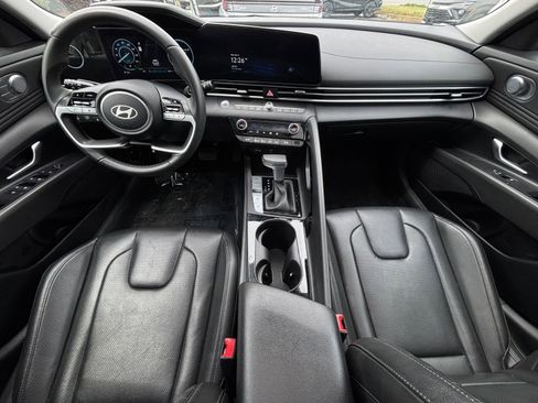 Used 2025 Hyundai Elantra Limited image 40