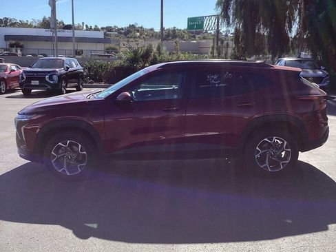 Used 2025 Chevrolet Trax LT w/ LT Convenience Package image 6