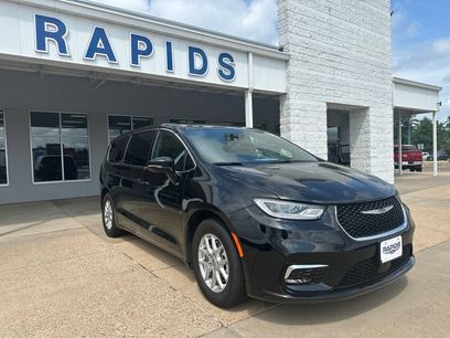Used 2025 Chrysler Pacifica Select