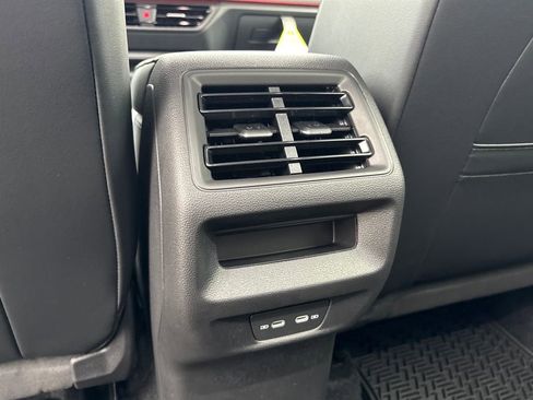 New 2026 Volkswagen Tiguan SE image 13