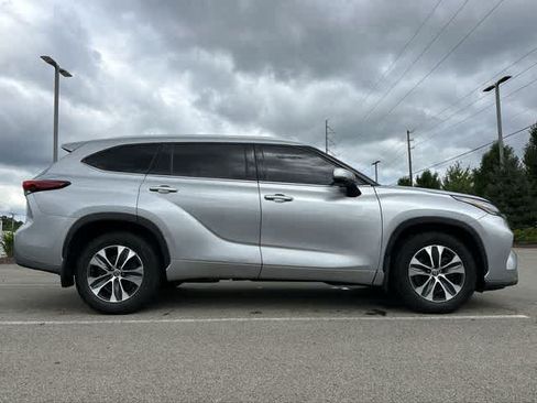 Used 2020 Toyota Highlander XLE AWD/4WD image 3
