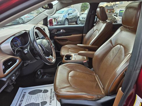 Used 2019 Chrysler Pacifica Limited w/ Tire & Wheel Group image 8