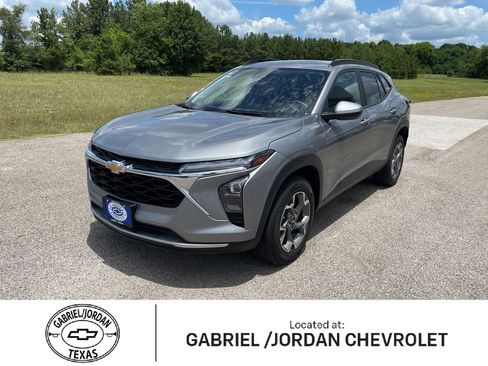 Used 2025 Chevrolet Trax LT w/ LT Convenience Package FWD image 1