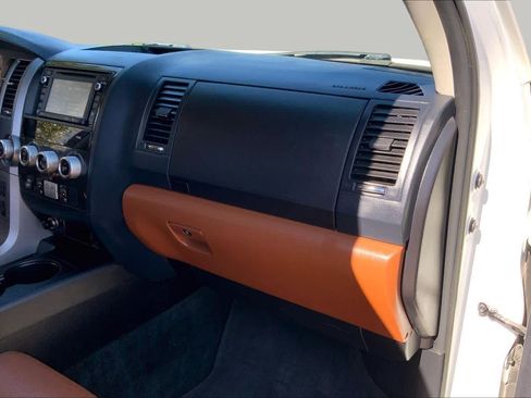 Used 2017 Toyota Sequoia Platinum RWD image 19