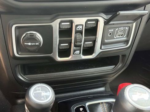 Used 2022 Jeep Wrangler Unlimited Sahara AWD/4WD image 28