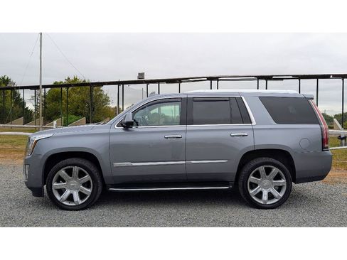 Used 2019 Cadillac Escalade Luxury image 4