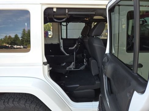 Used 2015 Jeep Wrangler Unlimited Sahara w/ Connectivity Group AWD/4WD image 37