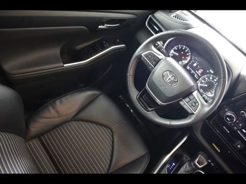 Used 2023 Toyota Highlander XSE FWD image 17