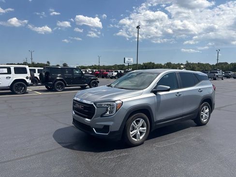 Used 2024 GMC Terrain SLE FWD image 4